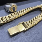 金のブレスレットと指輪を札幌市東区の男性から買取いたしました。