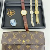 貴金属、腕時計や財布を東区の女性から買取いたしました。